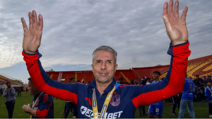 El técnico de la U ya ganó la Copa Chile y la Supercopa.