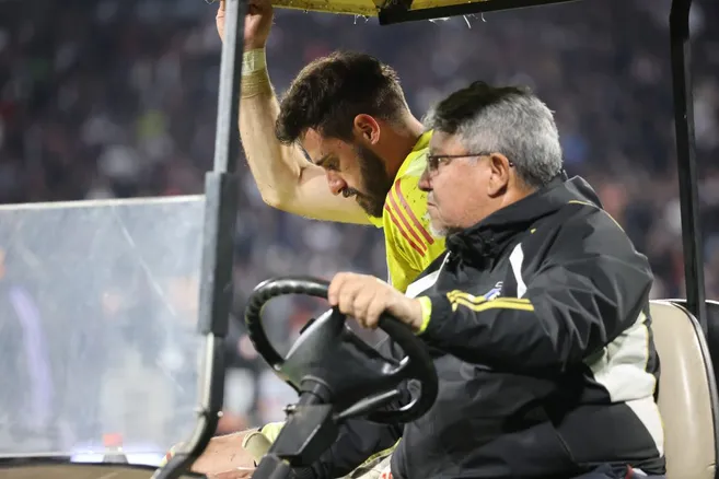 Fernando de Paul salió lesionado ante Deportes Iquique. (Dragomir Yankovic/Photosport).