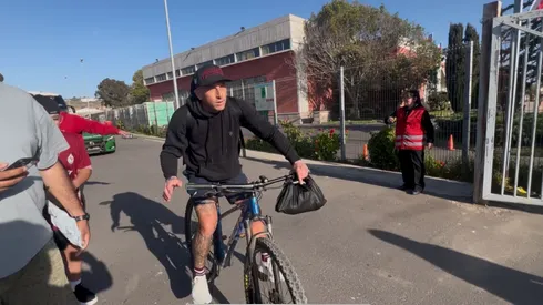 Fabián Cerda se retira en bicicleta del estadio La Portada.