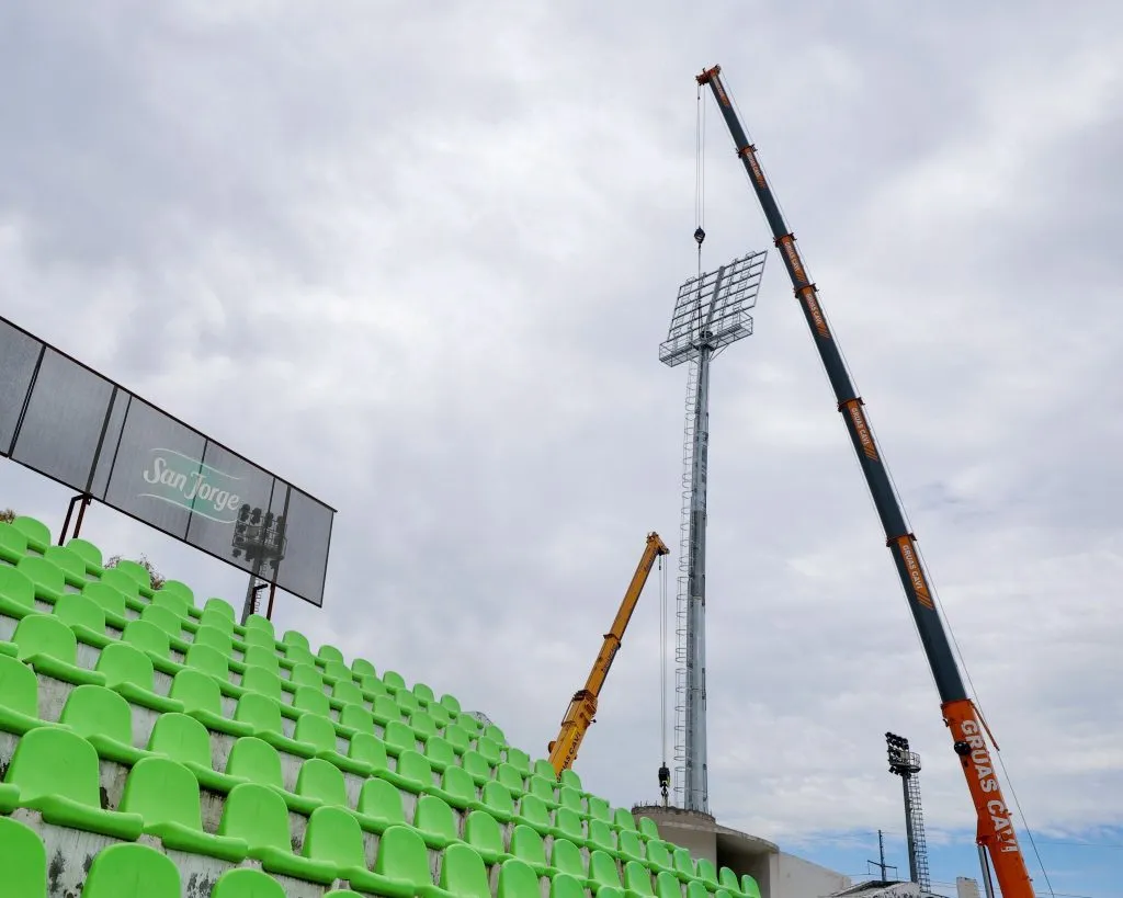 El Municipal de La Cisterna por fin tendrá torres de iluminación. Con esto, los árabes podrán jugar partidos nocturnos en su casa. | Foto: Palestino.