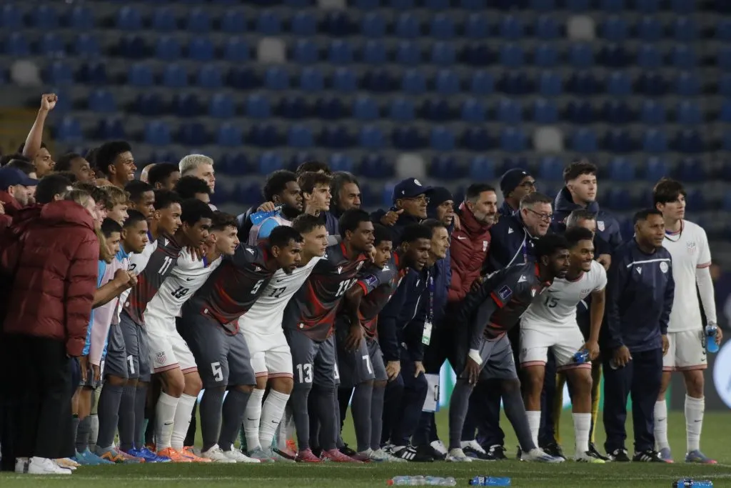 Nueva Caledonia se fotografió junto al plantel de EE.UU. tras el 9-1 en contra