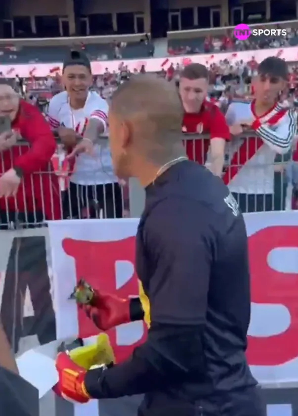 Ignacio Arce se dio tiempo hasta de regalar alfajores. (Captura TNT Sports Argentina).