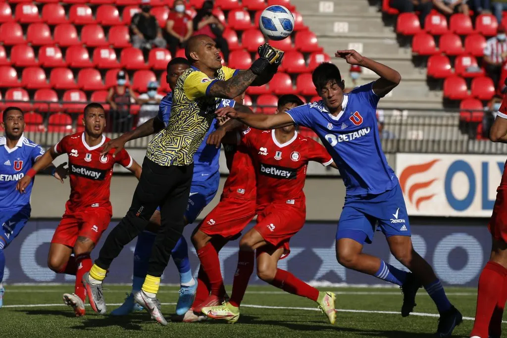 Ignacio Arce en acción ante Universidad de Chile con Unión La Calera. (Andres Pina/Photosport).
