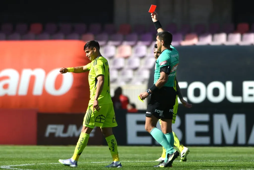 Fabián Hormazábal fue expulsado en el duelo ante La Serena. Foto: Alejandro Pizarro Ubilla/Photosport