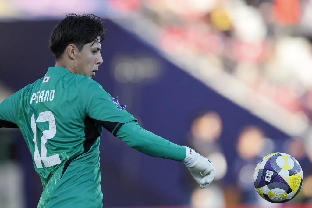 Alexandre Pisano en acción por Japón ante Egipto en el Estadio Nacional. (Andres Pina/Photosport).