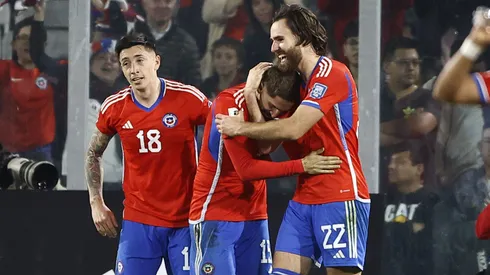 Futbol, Chile vs Peru Tercera fecha, eliminatorias al mundial 2026. El jugador de la seleccion chilena Diego Valdes, centro, celebra su gol contra Peru durante el partido de clasificacion al mundial 2026 disputado en el estadio Monumental de Santiago, Chile. 12/10/2023 Dragomir Yankovic/Photosport Football, Chile vs Peru 3nd turn, 2026 World cup qualifiers. ChileÕs player Diego Valdes, center, celebrates after scoring against Peru during the 2026 World Cup qualifier match held at the Monumental stadium in Santiago, Chile. 12/10/2023 Dragomir Yankovic/Photosport