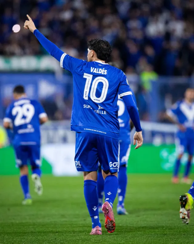 Diego Valdés festeja su golazo en Vélez Sarsfield. (Foto: Vélez).