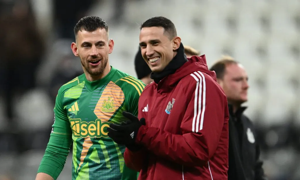 Odysseas Vlachodimos sonríe junto a Martin Dubravka, quien le ganó el puesto en el Newcastle United. (Stu Forster/Getty Images).