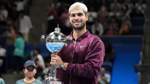 Carlos Alcaraz con la copa del ATP de Tokio.