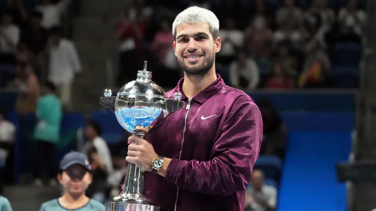 Carlos Alcaraz con la copa del ATP de Tokio.