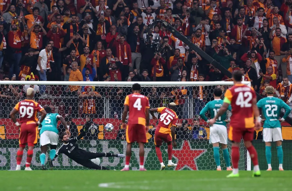 Un penal de Victor Osimhen le dio el triunfo al Galatasaray ante Liverpool. Foto: Getty Images.
