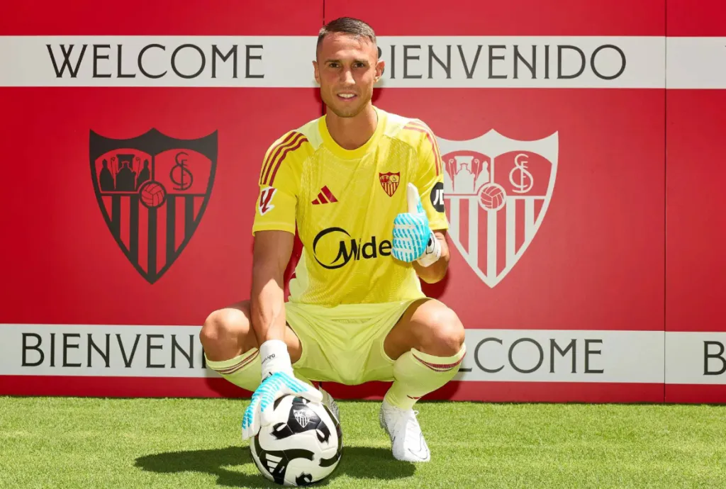 Odysseas Vlachodimos en su presentación con el Sevilla. (Foto: Sevilla CF).