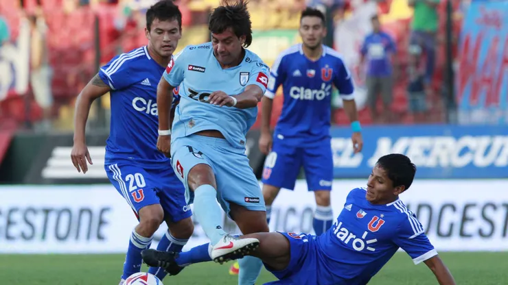 El delantero haciendo labores defensivas ante un crack.