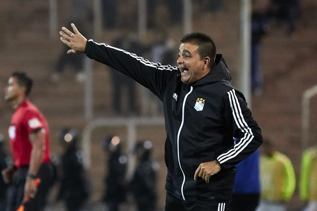 Claudio Vivas dirigió a Sporting Cristal en Perú tiempo después de tener a Correa. (Alexis Lloret/Getty Images).