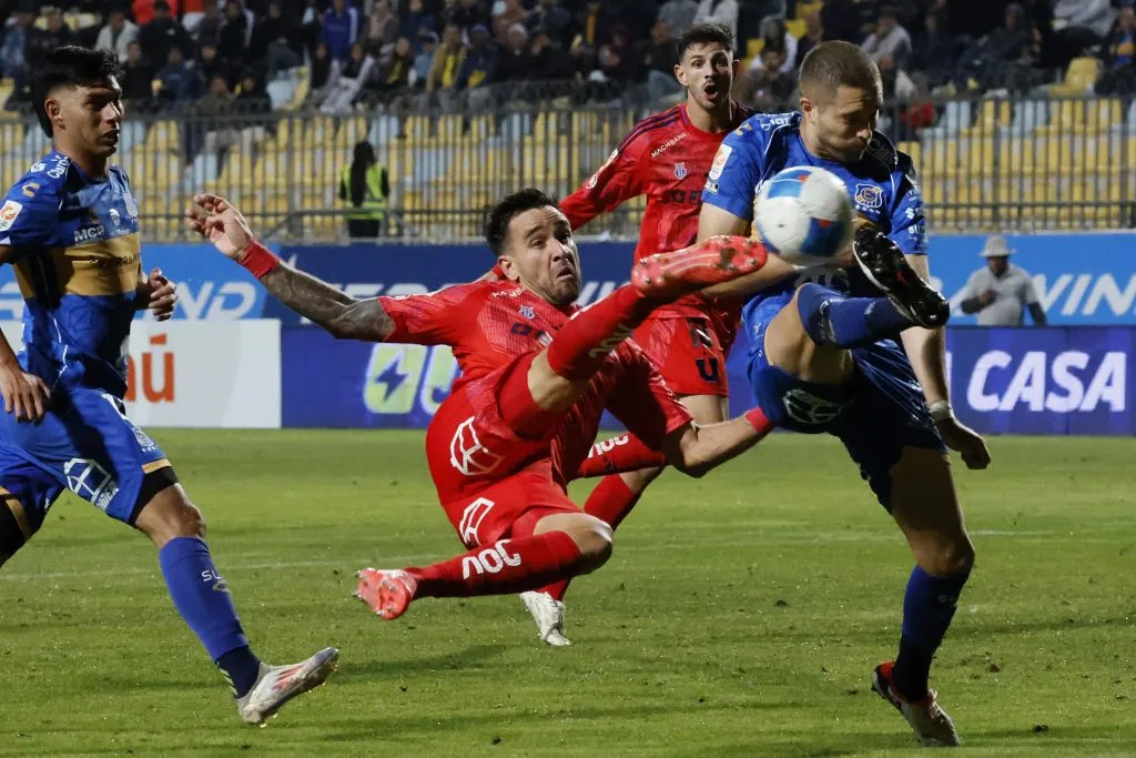 La U perdió en la primera parte del año en su visita a Everton. Foto: Andres Pina/Photosport