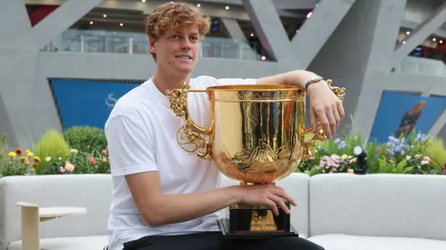 Sinner con el trofeo de Beijing.