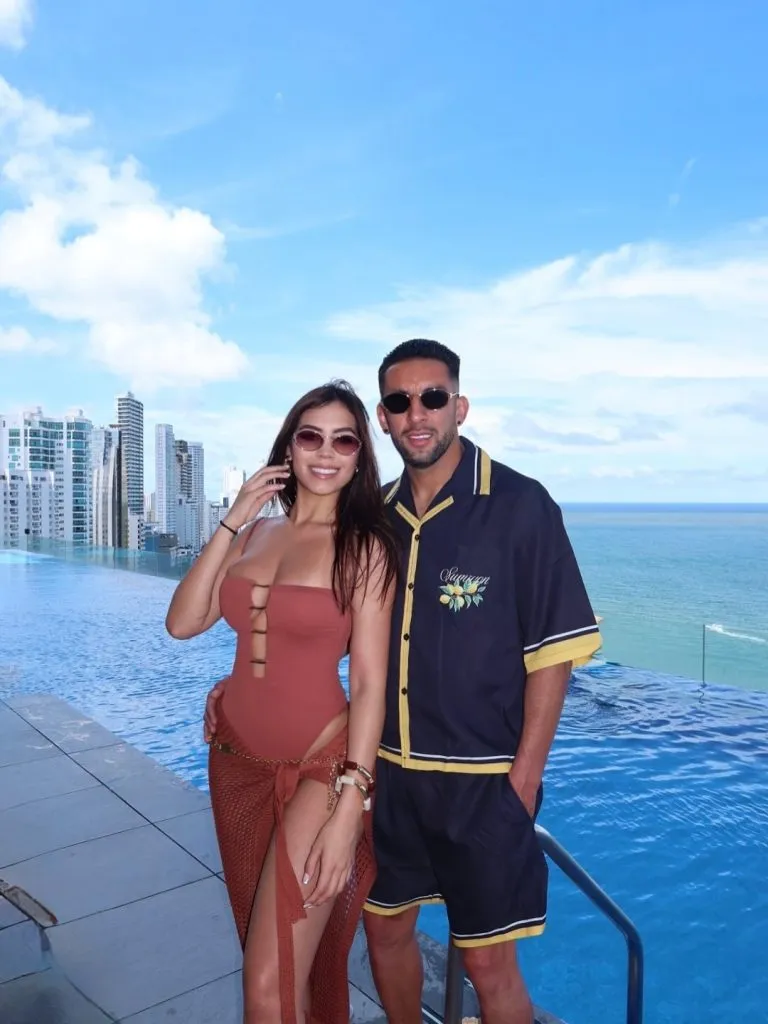 Isla junto a su pareja