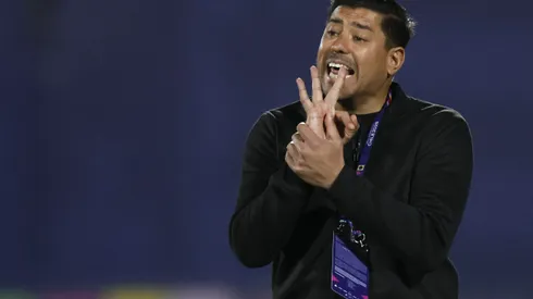 Nicolás Córdova da indicaciones en la derrota frente a Japón.