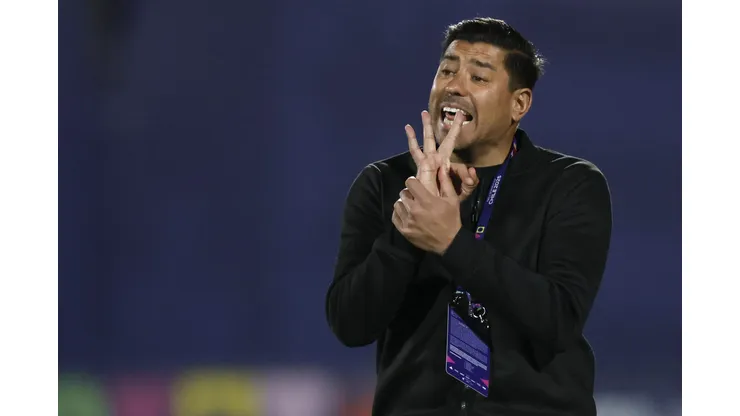 Nicolás Córdova da indicaciones en la derrota frente a Japón.