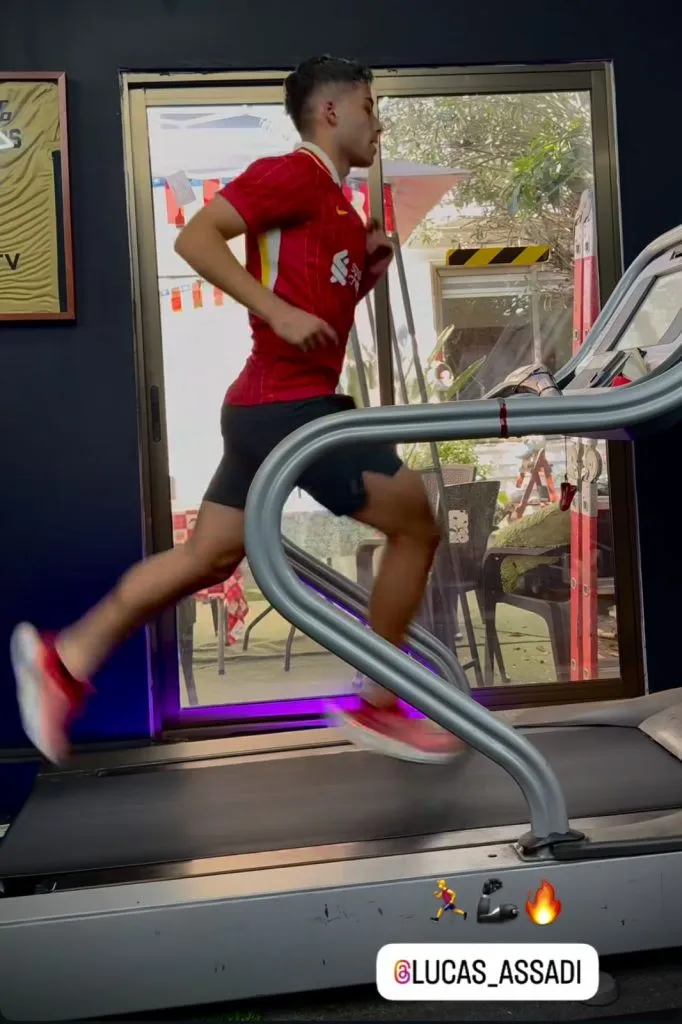 Lucas Assadi trabaja con la camiseta del Liverpool. Foto: Instagram Matías Covarrubias.