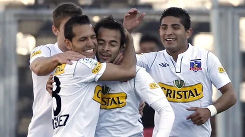 Juan Guillermo Domínguez, Felipe Flores y Facundo Coria abrazan a Vidangossy tras un gol.