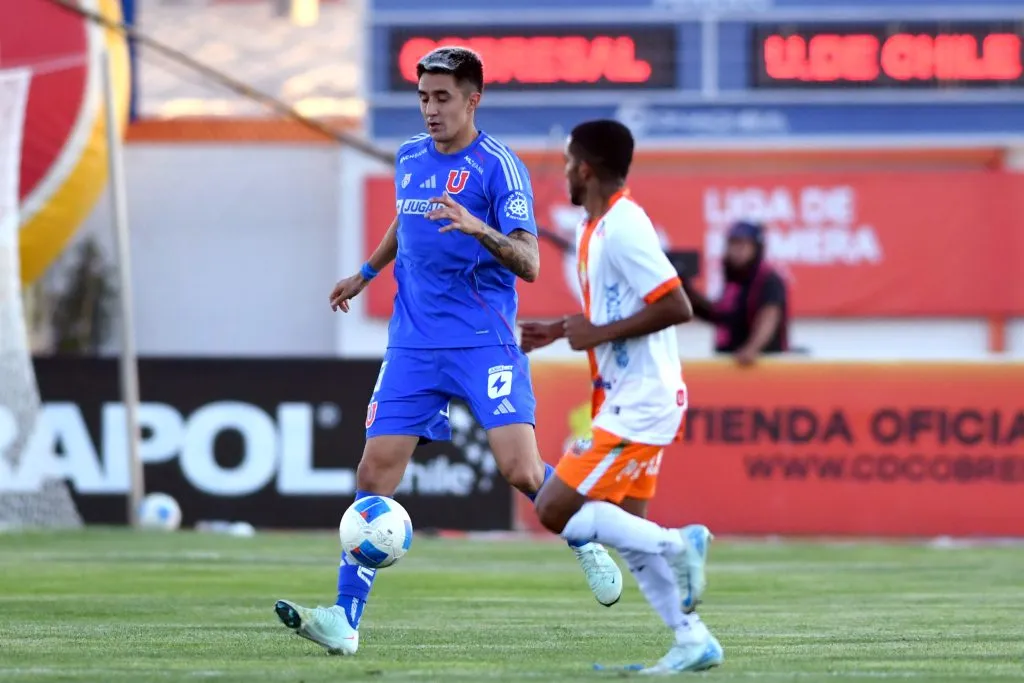Ignacio Tapia no pudo mantenerse como titular en la U. Foto: Alejandro Pizarro Ubilla/Photosport