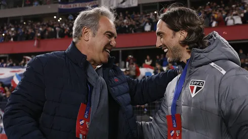 Martín Lasarte saluda a este DT argentino, quien deberá defenderse con su abogado.