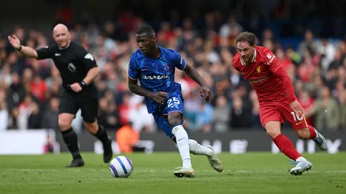 Moises Caicedo y Alexis MacAllister, dos sudamericanos que dirán presente en el episodio 200 de una gran rivalidad inglesa.