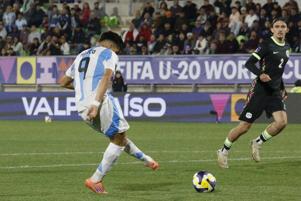 Así se acomodó Alejo Sarco para definir con un zurdazo ante Australia en Valparaíso. (Martin Thomas/Photosport).