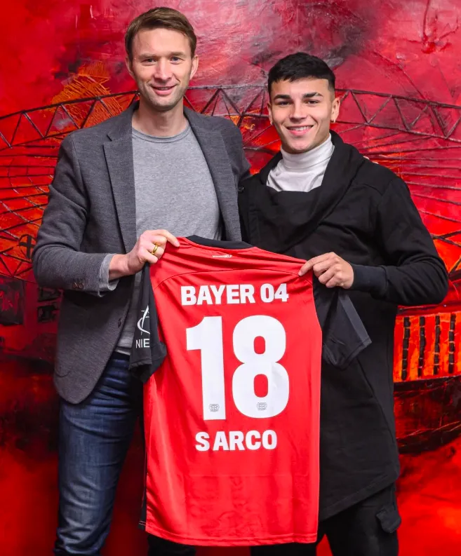 Alejo Sarco junto a Simon Rolfes, director deportivo del Bayer Leverkusen.