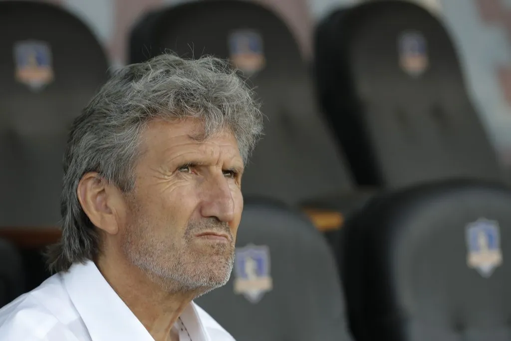 Daniel Morón asume las dificultades de la gerencia deportiva en Colo Colo. Son muchas. Y lo hicieron buscar ayuda profesional. (Felipe Zanca/Photosport)