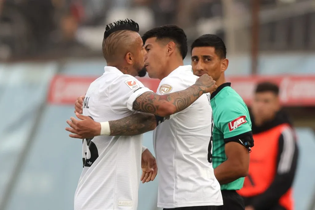 Arturo Vidal y Esteban Pavez entrarán a competir por un lugar en el mediocampo del Colo Colo de Fernando Ortiz. | Foto: Photosport.