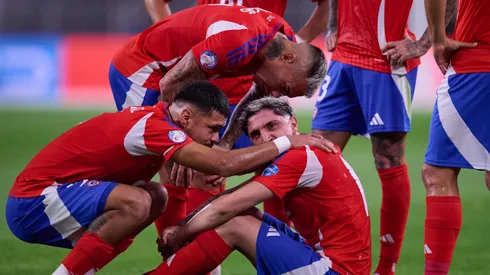 Eduardo Vargas y Paulo Díaz consuelan al lesionado Diego Valdés en la Copa América 2024.