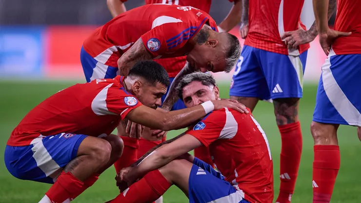 Eduardo Vargas y Paulo Díaz consuelan al lesionado Diego Valdés en la Copa América 2024.