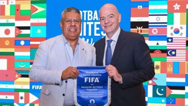 Chiqui Tapia e Infantino son como uña y mugre