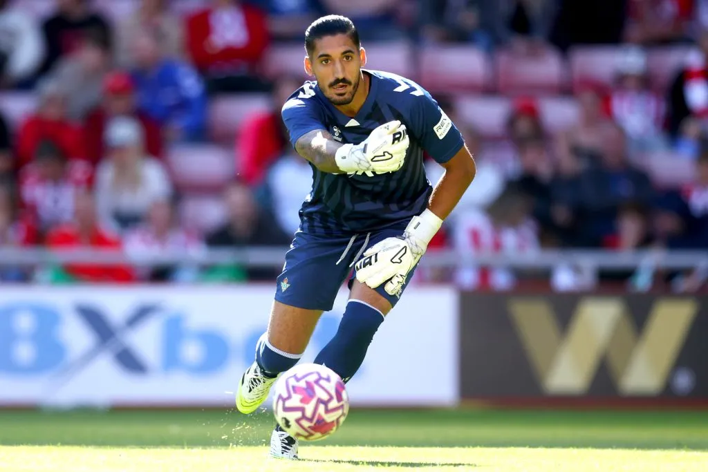 Álvaro Vallés en acción por el Betis de España. (Ed Sykes/Getty Images).