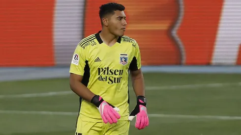 Julio Fierro jugó partidos por el equipo adulto de Colo Colo, aunque sólo por emergencia.