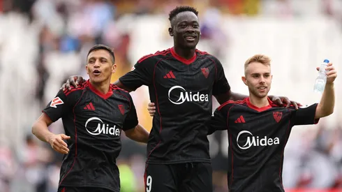 Akor Adams (al centro) le gana la pulseada a Alexis en la delantera de Sevila