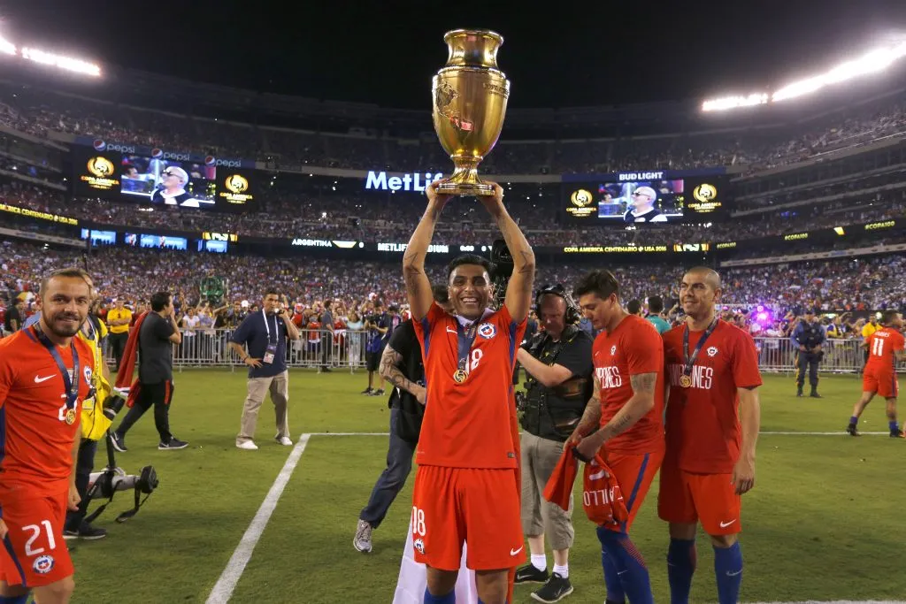 Gonzalo Jara festeja con la Copa América del Centenario en 2016. (Photosport).