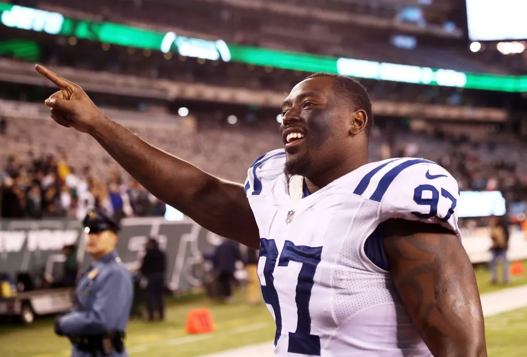 Arthur Jones jugó por los Ravens durante 4 temporadas /Getty Images)