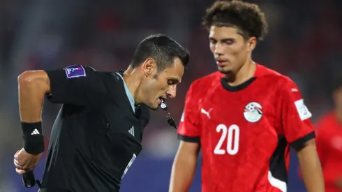 El árbitro Maurizio Mariani terminó siendo el factor de la clasificación de Chile.