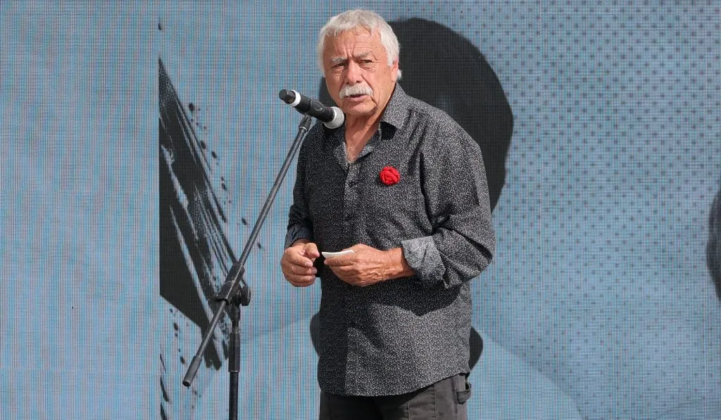 Carlos Caszely reacciona orgulloso por el cuadro del que es protagonista, a pedido de Éric Cantona como recuerdo del horror de la dictadura de Pinochet en Chile.