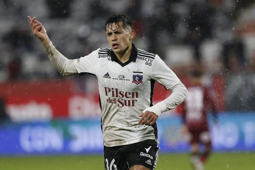 Pablo Solari recibe el apoyo de los hinchas de Colo Colo. Foto: Marcelo Hernandez/Photosport