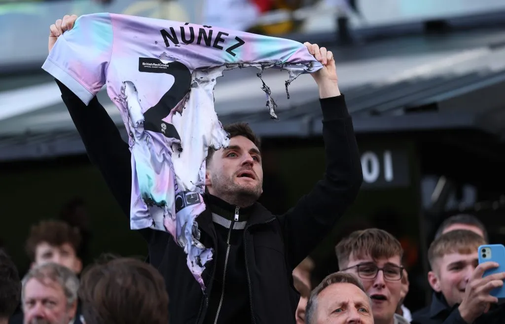 Hinchas de Norwich contra Marcelino Núñez. (Photo by Richard Pelham/Getty Images)