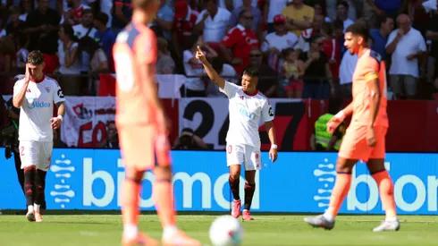 Alexis Sánchez celebrando su gol en Sevilla.