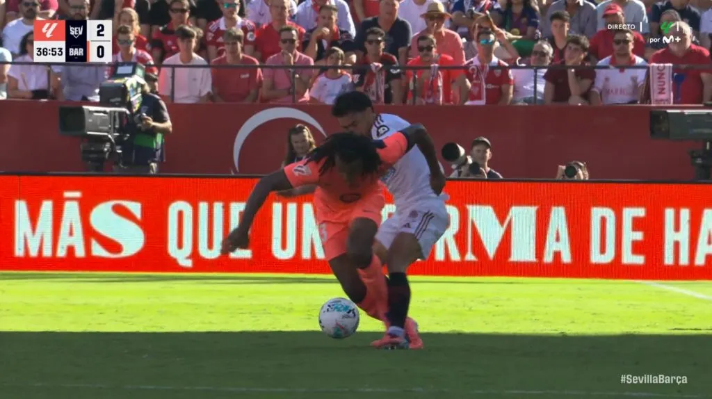 ¿Falta o avivada? Gabriel Suazo desató polémica por jugada contra Koundé del Barcelona