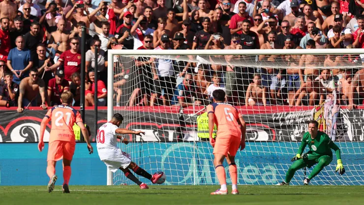 Alexis Sánchez marcó de penal para Sevilla.