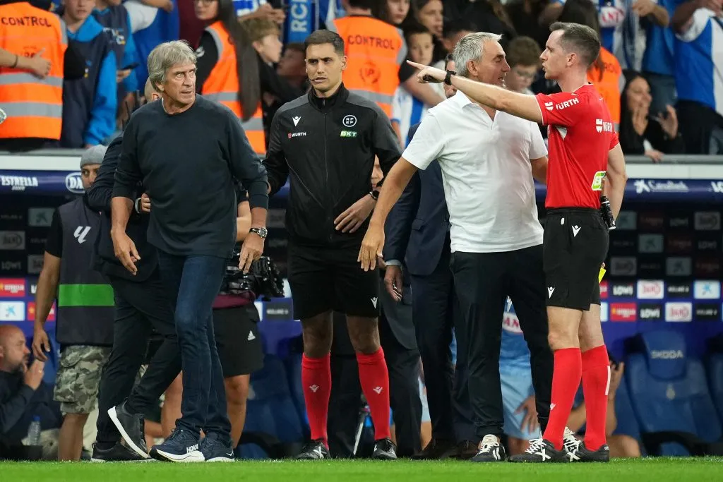 Manuel Pellegrini sufrió en la banca de Betis. (Photo by Alex Caparros/Getty Images)