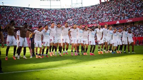 Sevilla goleó a Barcelona de local.