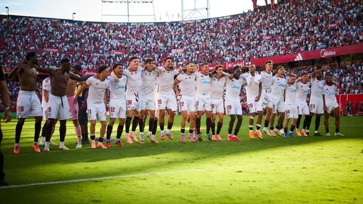 Sevilla goleó a Barcelona de local.